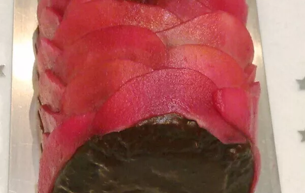 Bûche chocolat écaillée aux poires colorées