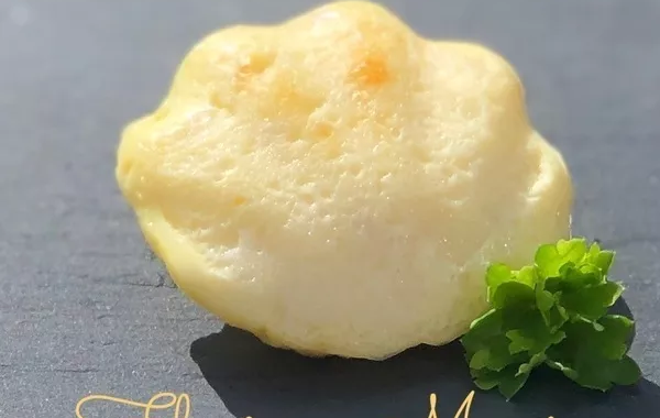 Coquilles de poisson, sauce aux crevettes grises