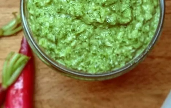 Pesto de fanes de radis