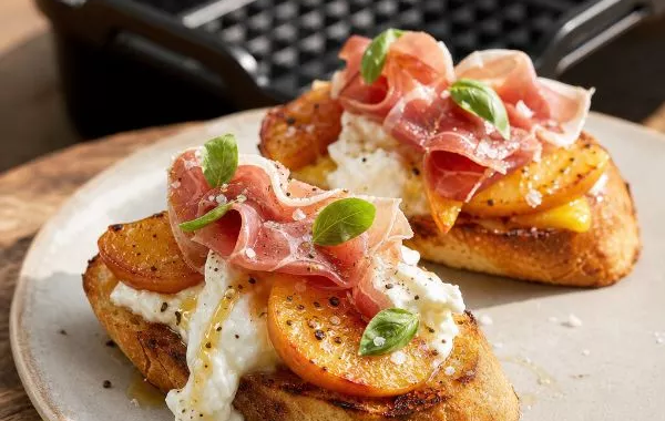 Crostinis pêche burrata et jambon cru