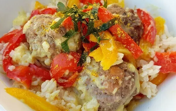 Boulettes de viandes au curry et son riz aux poivrons