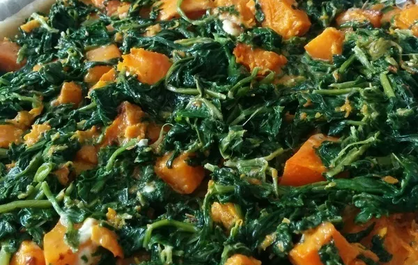 Tarte feuilletée butternut squash, épinard à la sauge et aux noix