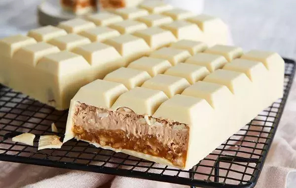 Tablettes chocolat blanc, praliné et cacahuètes