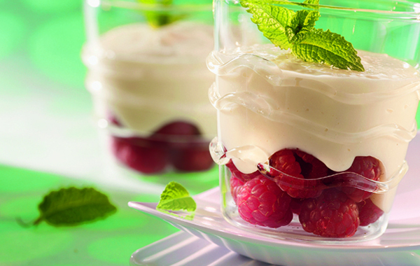 Crémeux coco sur lit de framboises