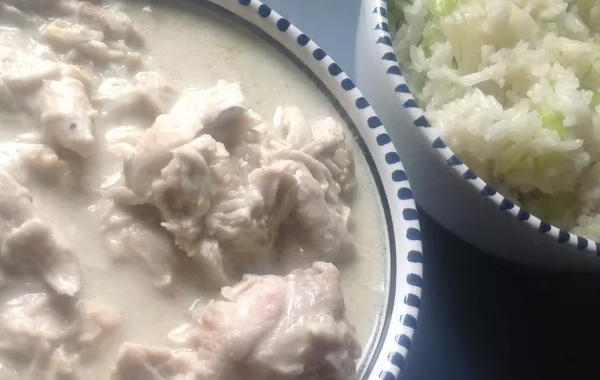 Curry vert de poulet au lait de coco, riz basmati à l'oignon et poireaux (Dude)