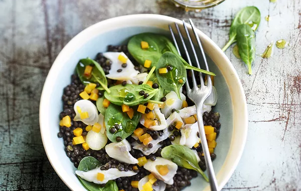 Salade de lentilles Beluga au maquereau vapeur, pousses d'épinards, carotte et oignon