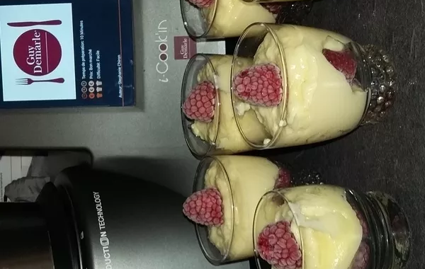 crémeux coco sur lit de framboises