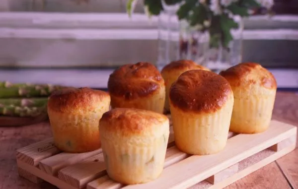 Muffins aux asperges et parmesan