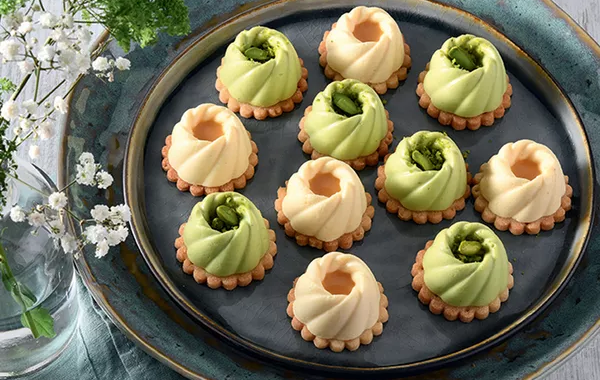 Mini-bavaroises à la pistache et fruits exotiques