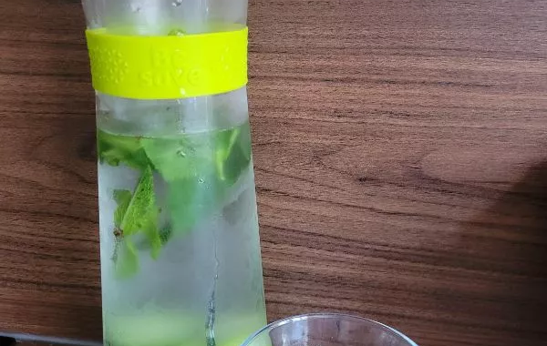 Detox water au concombre, menthe et citron vert