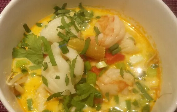 Soupe Laska aux scampis et calamars