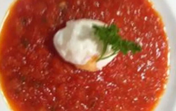 Oeufs durs à la tomate