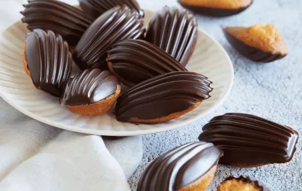 Madeleines à l'orange et coque chocolat noir