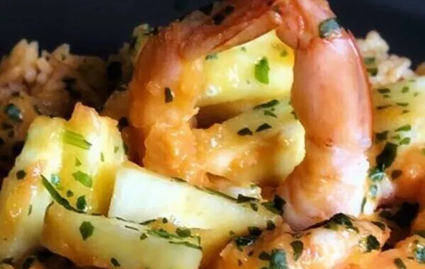 Curry de crevettes au lait de coco, ananas et riz