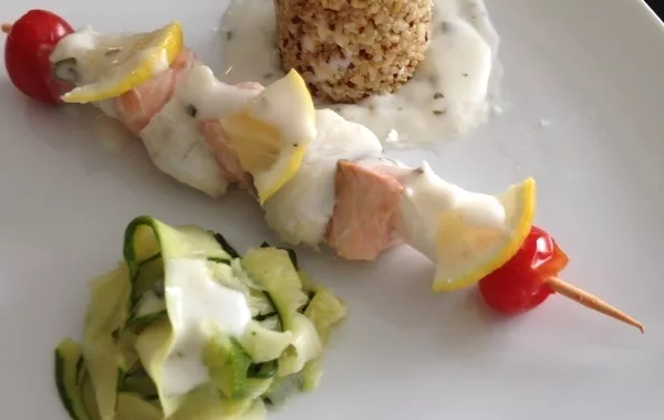 Brochettes de saumon et dos de cabillaud au quinoa et courgette