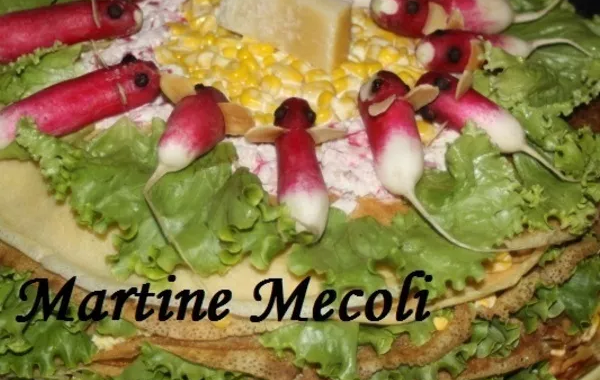 Millefeuille salé de crêpes garnies de thon, oeufs, maïs, jambon et légumes variés à la mayonnaise