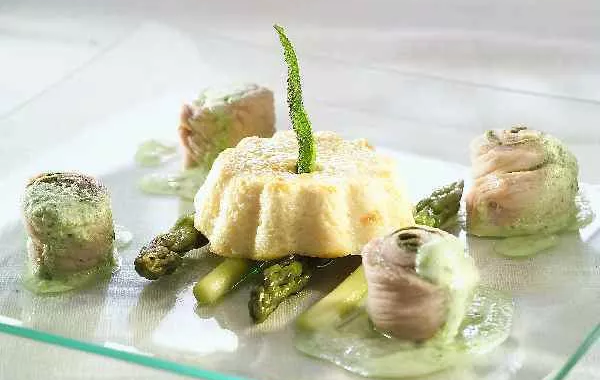 Roulade de veau à la sauge et flans d'asperges