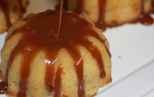 Volcans à la poire et leur sauce au caramel