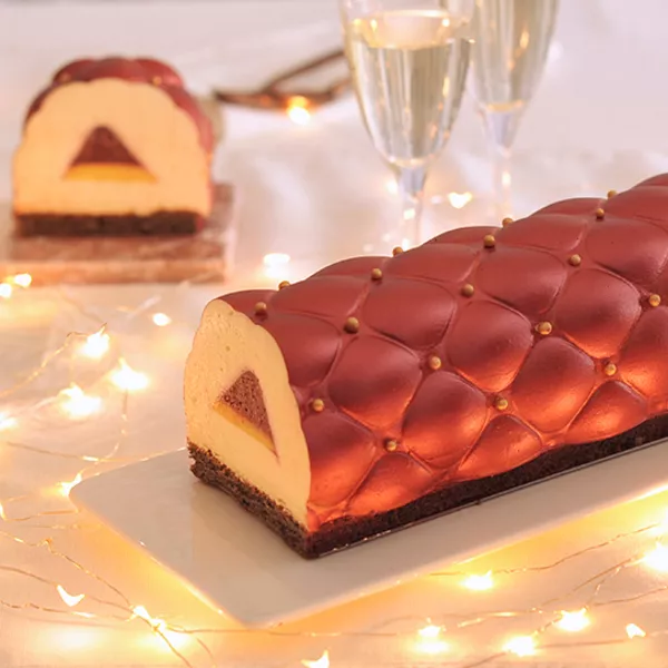 Bûche au chocolat blanc, crémeux au citron et mousse à la myrtille