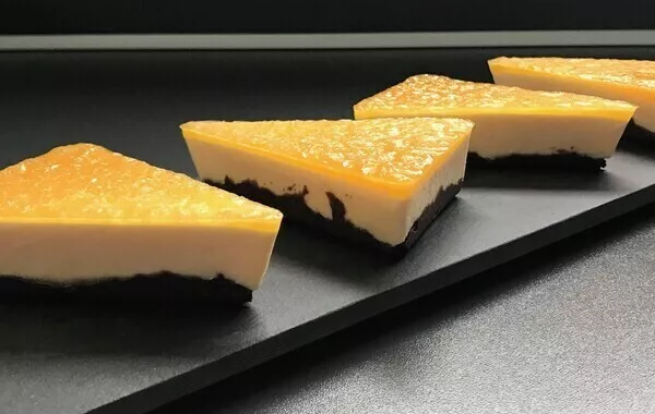 Bavarois aux fruits sur croustillant praliné feuilleté et glaçage miroir