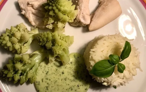 Poulet et légumes vapeur, riz et sauce parmesan basilic