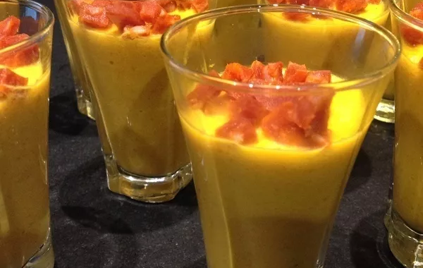 Mousse de carottes au curry, dés de chorizo (Dude)