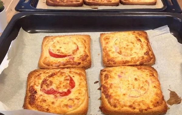 Croque tomate ou tomate-oignon