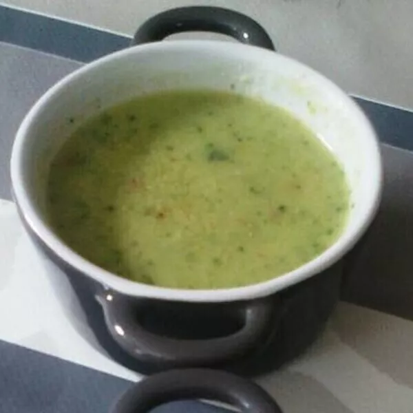 Soupe de courgettes, lait de coco, poivrons épicée tout en douceur