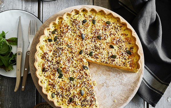 Tarte ronde aux carottes, curcuma et crème de coco