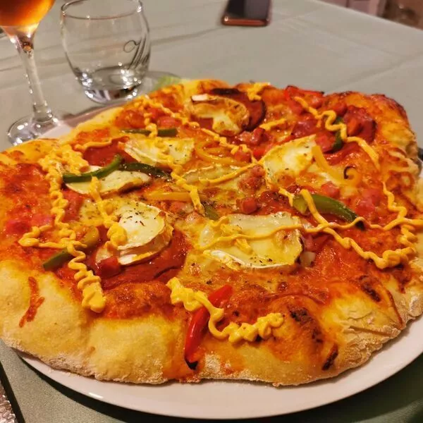 Pizza maison chorizo poivrons chèvre