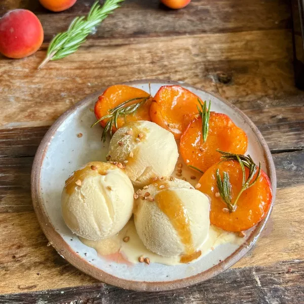 glace au sarrasin et abricots rôtis