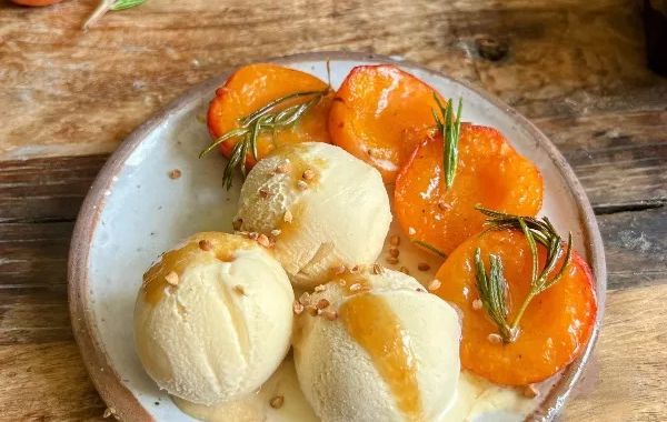 glace au sarrasin et abricots rôtis