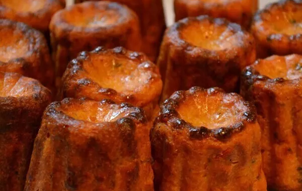 Mini cannelés à la tomate