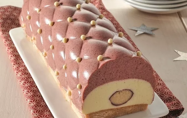 Bûche fruits rouges, chocolat blanc et poire