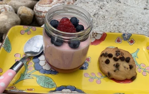 Mousse aux fraises sur son coulis