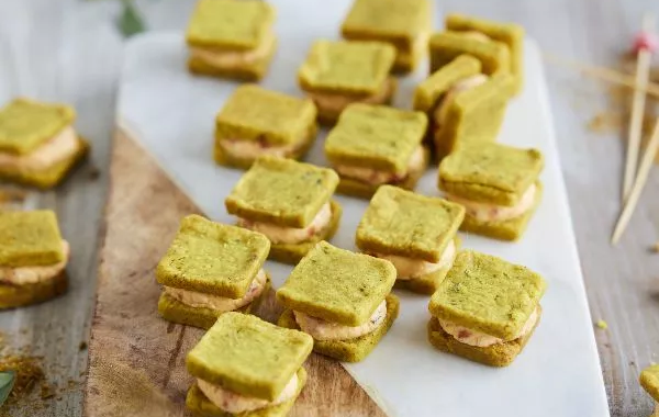 Sablés épicés à l’indienne, chèvre et poivrons doux