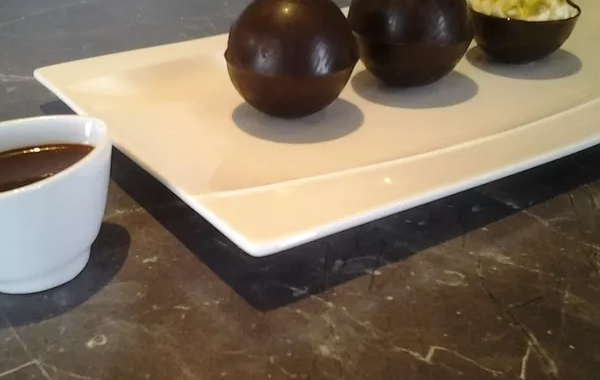 Coque chocolat, passion et sa sauce chocolat chaud