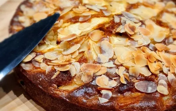 Gâteau aux pommes, miel et amandes