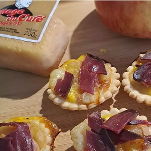 Mini tartelettes au curé Nantais, pommes et magret fumé 