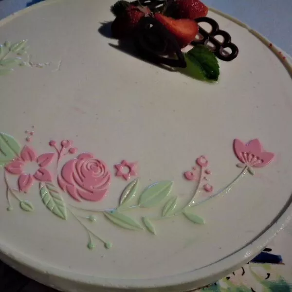 Entremet chocolat blanc ,rhubarbe et fraise