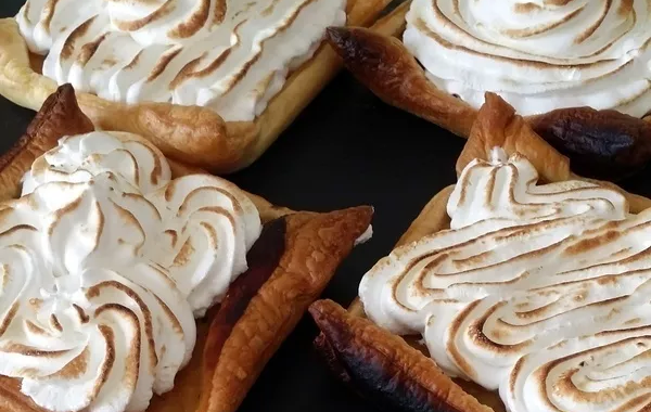 Tartes aux pommes meringuées