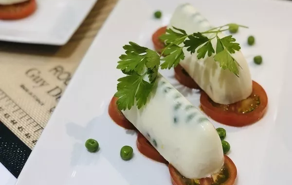 Panna cotta de petits pois & chèvre sur lit de tomates