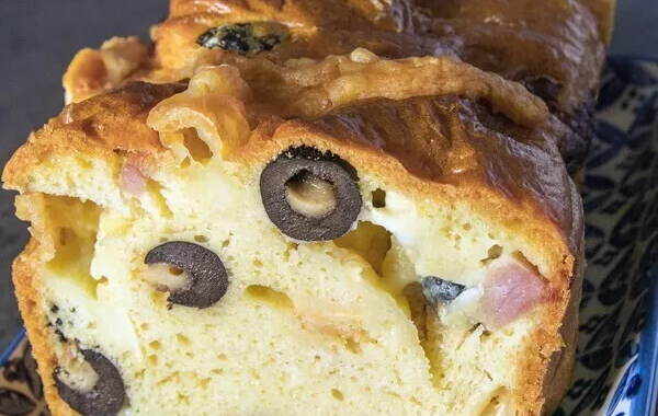 Cake moelleux aux olives, jambon, raclette