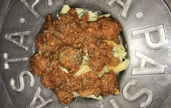 Penne et boulette à la sauce tomate