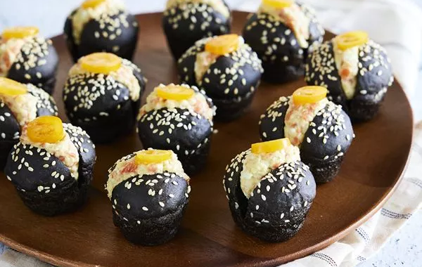Mini-Buns noirs au saumon