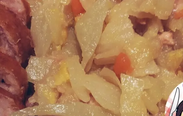 Chou blanc braisé aux lardons avec des diots de Savoie