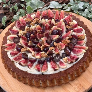 Tarte renversée aux noix, figues et raisins