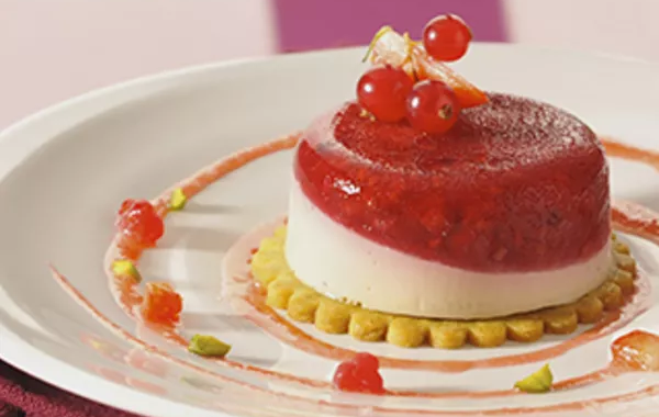 Panna cotta au thé jasmin et fruits rouges