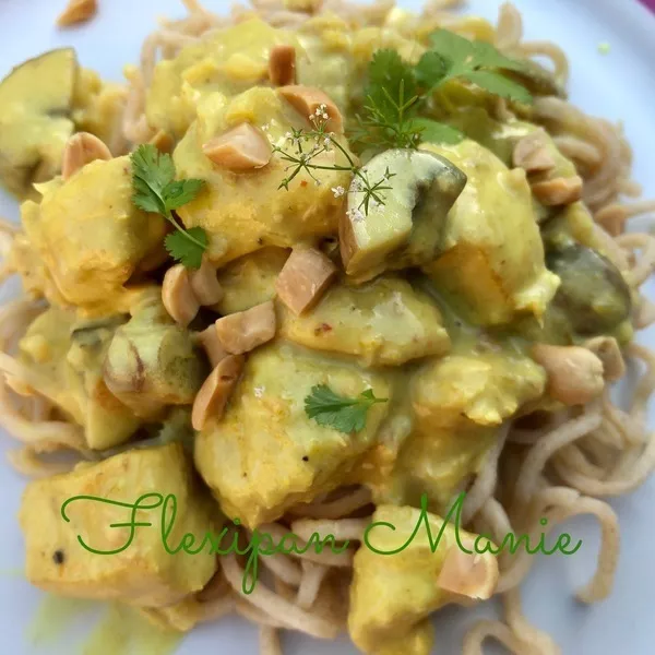 Poulet à la noix de coco et cacahuètes
