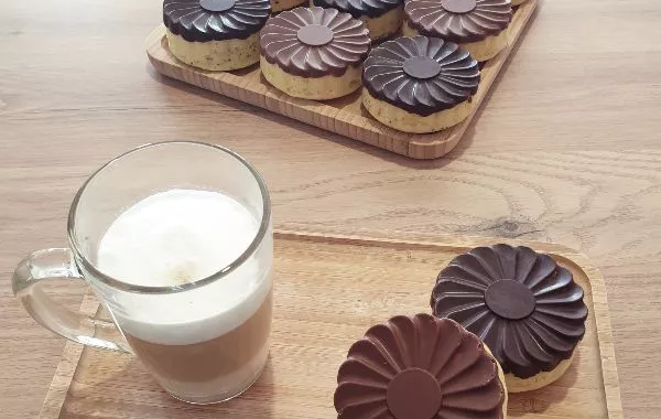Moelleux au citron et sa coque en chocolat